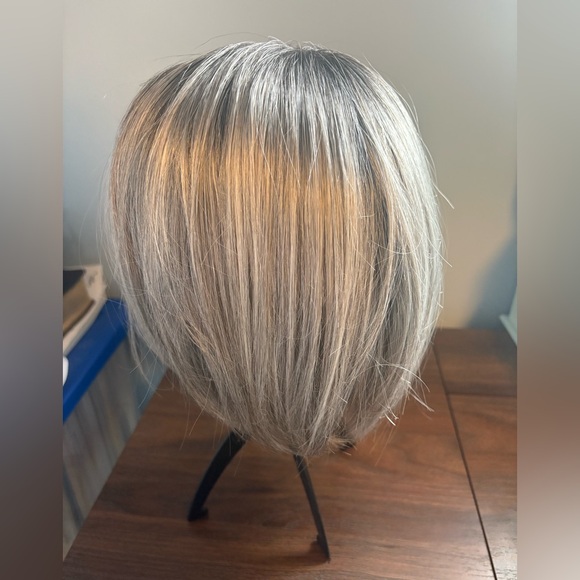 Heat Resistant Grey Women's Wig with Salt and Pepper Style - Picture 3 of 7